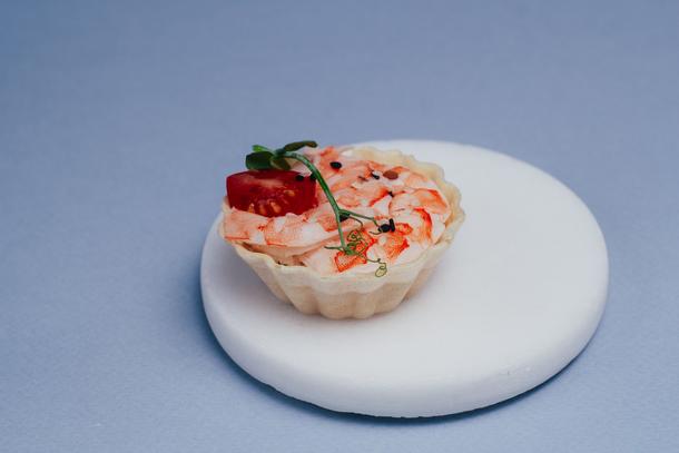 Тарталетка с тигровой креветкой