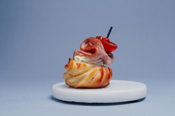 Профитроль с ветчиной, черри и сырным кремом