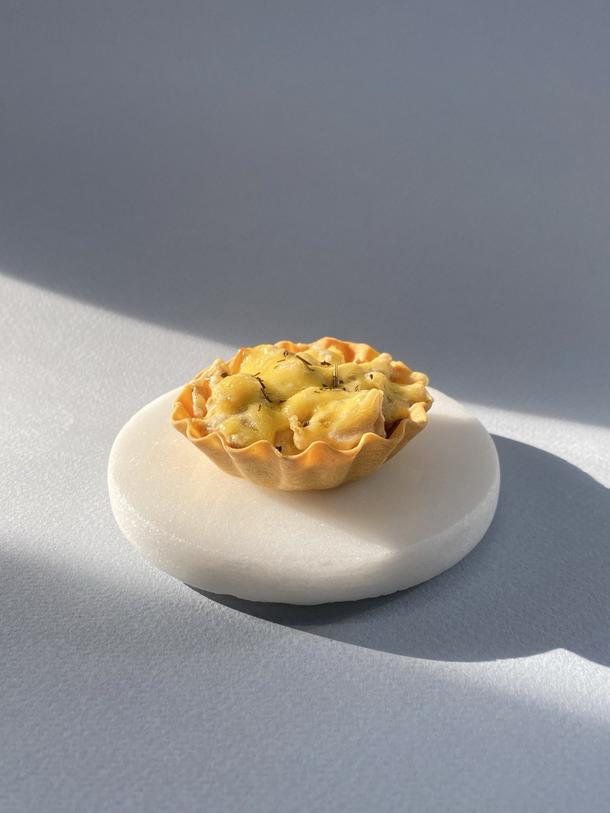 Тарталетка с салатом оливье