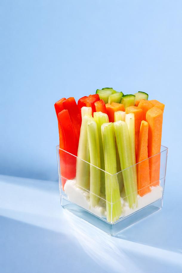 Овощные палочки со сметанным соусом