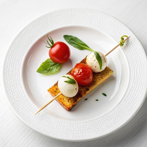 Канапе черри с мини моцареллой на пипетке и соусом Песто Канапе черри с мини моцареллой на пипетке и соусом Песто