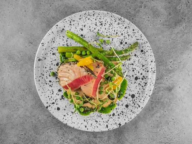 Филе тунца с спаржей и ореховым соусом Филе тунца с спаржей и ореховым соусом