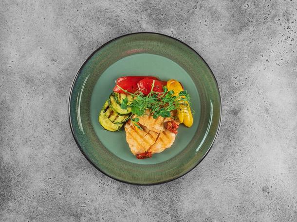 Филе цыпленка Су-вид, c овощами на гриле Филе цыпленка Су-вид, c овощами на гриле