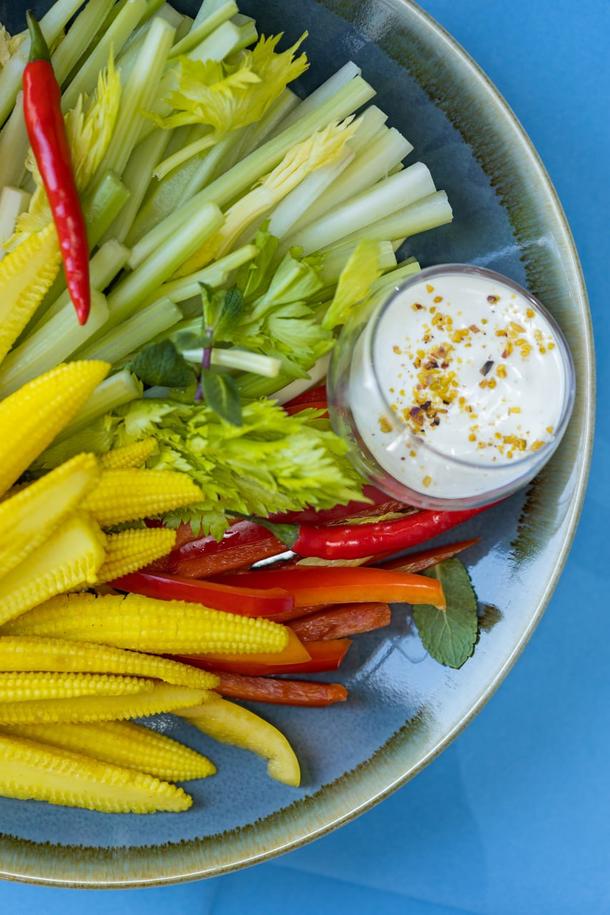 Овощи крудите (сельдерей, морковь, мини кукуруза, перец, черри) и сырный соус