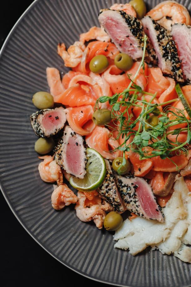 Сёмга маринованная с шафраном, тунец в кунжутной панировке, палтус горячего копчения Сёмга маринованная с шафраном, тунец в кунжутной панировке, палтус горячего копчения