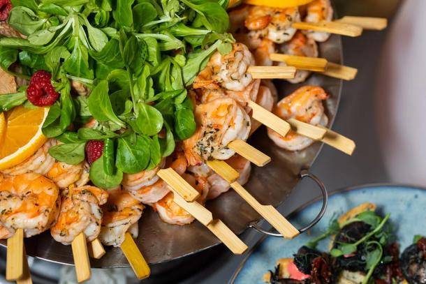 Шашлычки из креветок с апельсином гриль