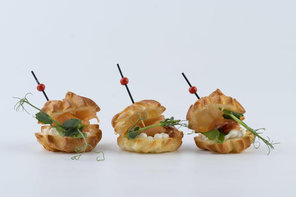 Профитроли с лососем