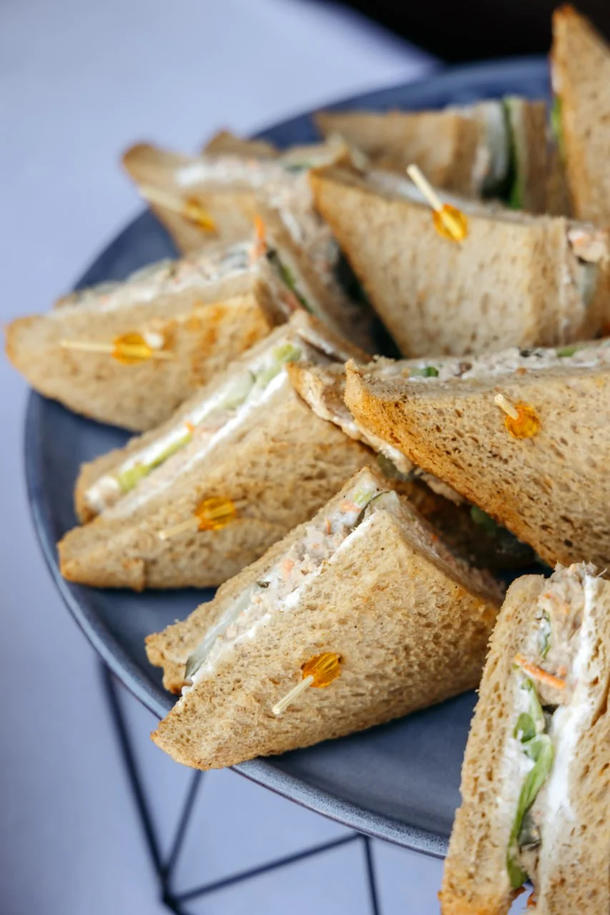 Сэндвич на злаковом хлебе с тунцом и овощами и зеленью