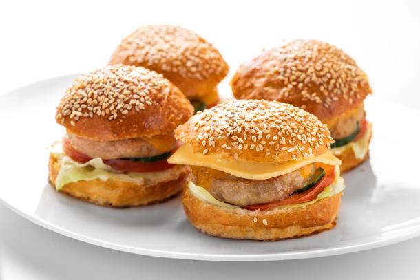 Гамбургер с куриной котлетой, томатами и сыром