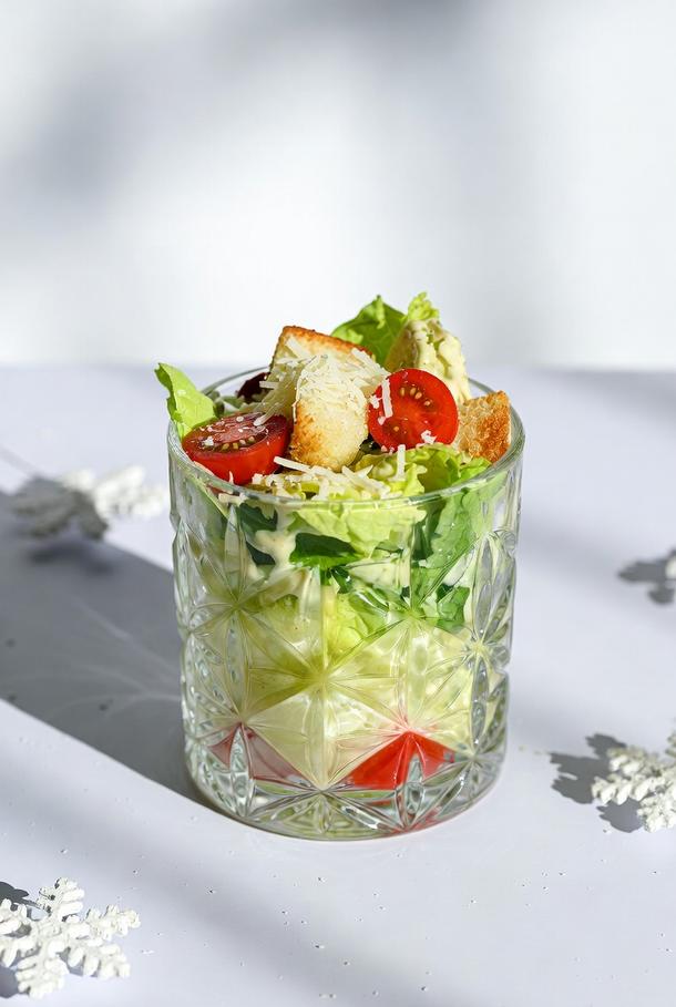 Салат Цезарь с птицей и перепелинным яйцом