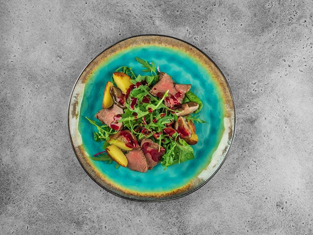 Салат с ростбифом, печеным картофелем и заправкой из клюквы Салат с ростбифом, печеным картофелем и заправкой из клюквы