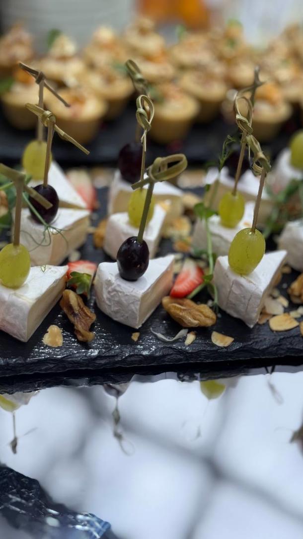 Канапе с сезонной ягодой и сыром Бри (20 шт)