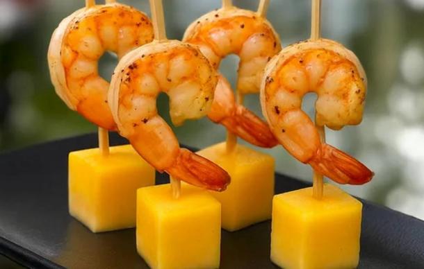 Креветка с манго на шпажке (20 шт)