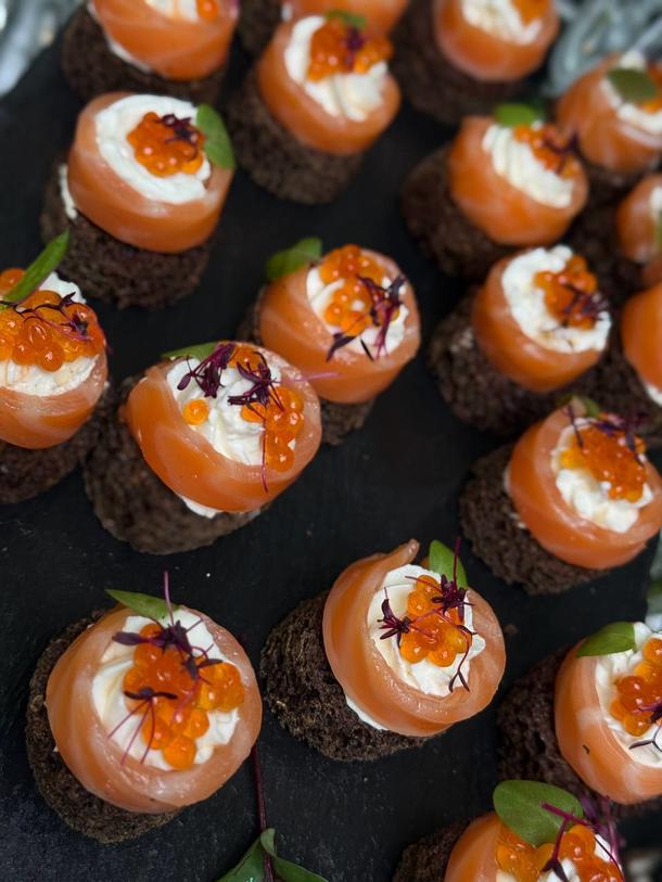 Бородинский крутон с лососем и творожным сыром (20 шт)