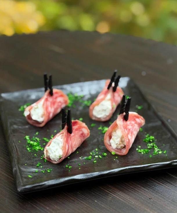 Колбаска с муссом из творожного сыра и соленых огурчиков (20 шт)