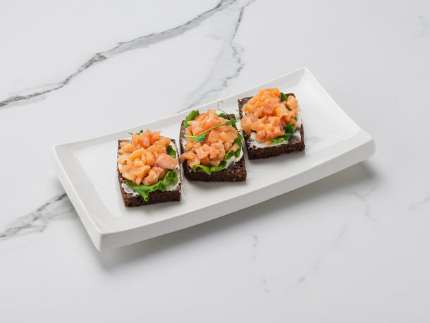 Брускетта с тартаром из лосося слабой соли