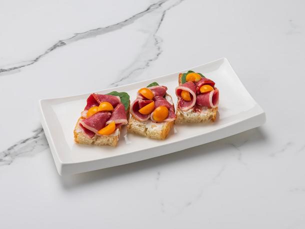 Брускетта с сырокопченой утиной грудкой