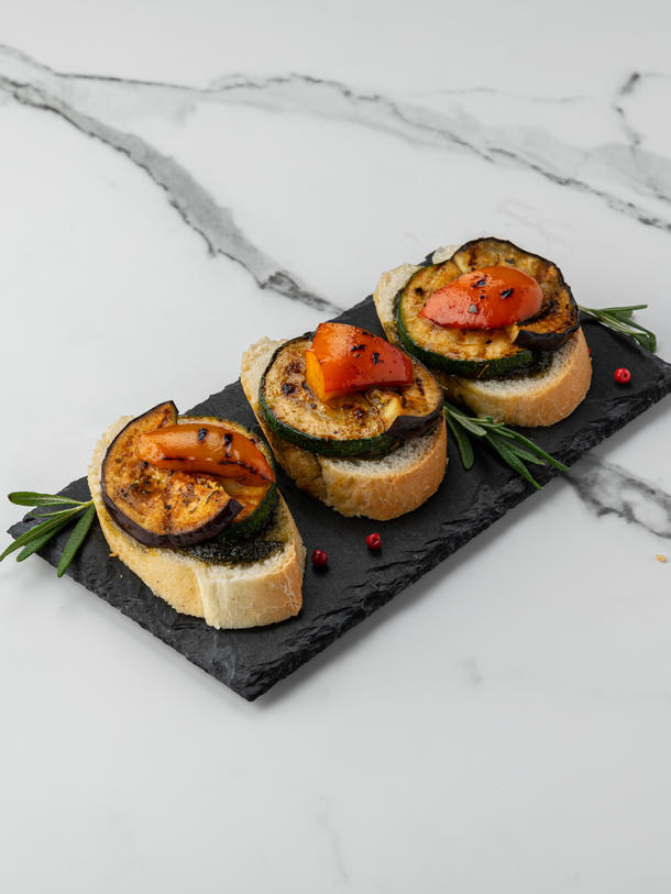 Брускетта с печенными овощами
