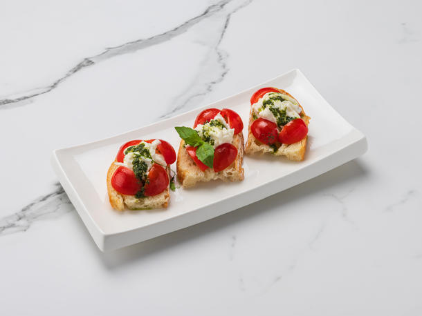 Брускетта с сыром страчателла, сладким томатом черри