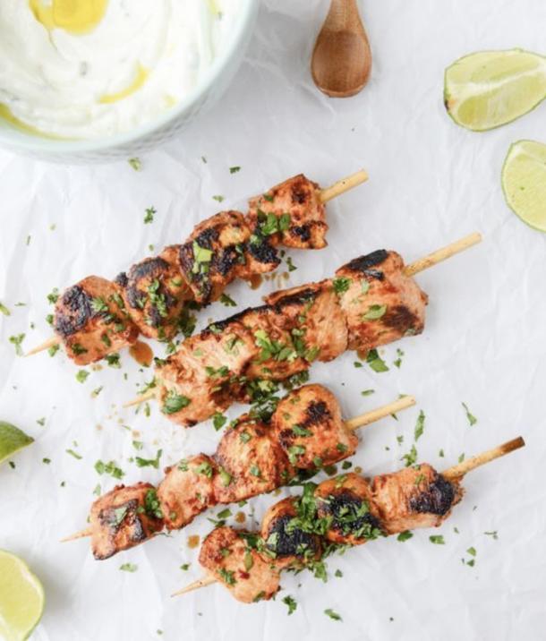 Мини шашлычки из куриного филе на шпажках Мини шашлычки из куриного филе на шпажках
