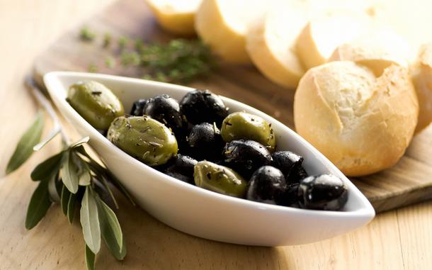 Плоды оливкового дерева (маринованные с чесноком и ароматными травами)