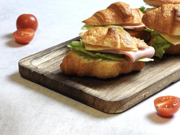 Мини-круассан с ветчиной