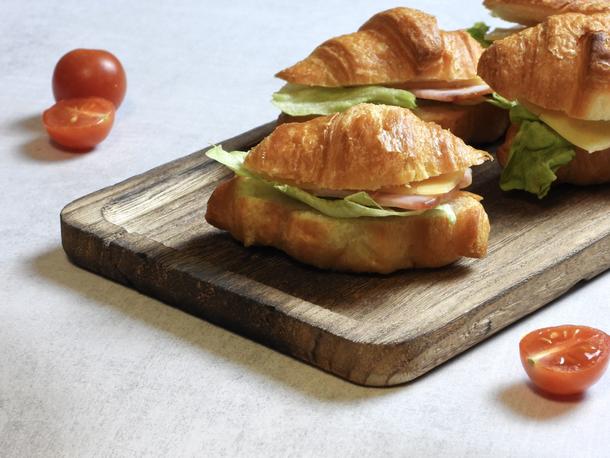 Мини-круассан с бужениной и соленым огурчиком