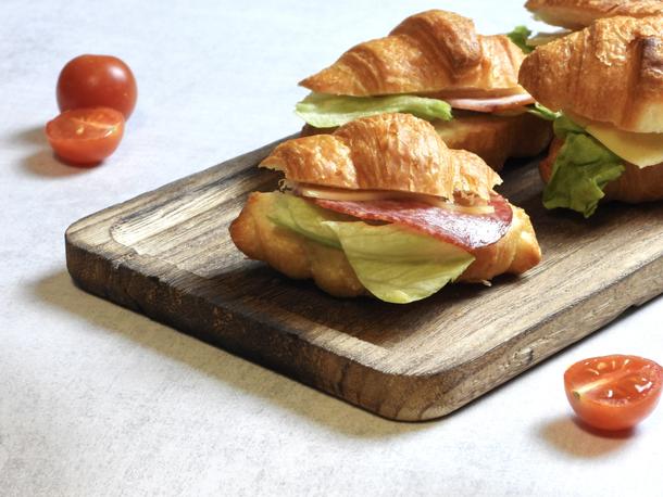 Мини-круассан с салями