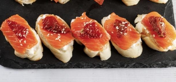 Брускетта с лососем и вяленым томатом