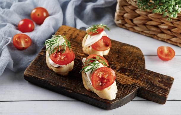 Брускетта с фетой и черри