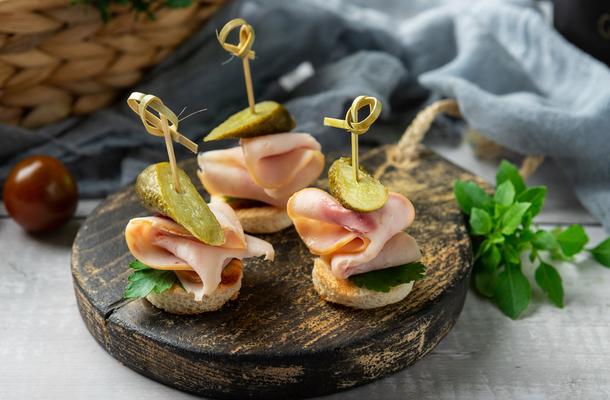 Канапе с бужениной и корнишоном Канапе с бужениной и корнишоном