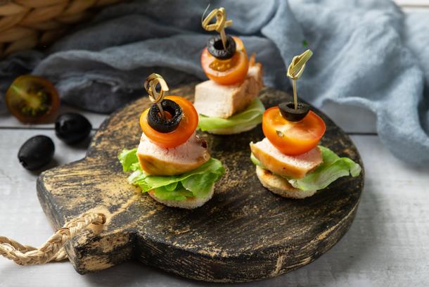 Канапе Цезарь с куриным филе Канапе Цезарь с куриным филе
