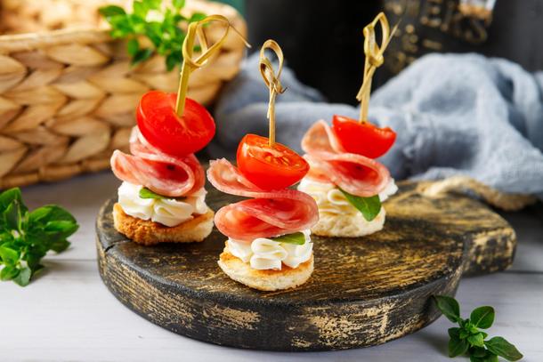 Канапе сальчичон с томатом черри