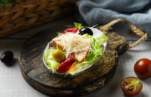 Салат из куриной грудки с вялеными томатами и микс салатом Салат из куриной грудки с вялеными томатами и микс салатом