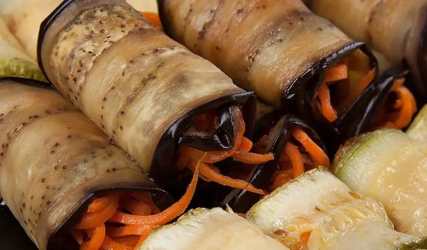 Рулетики из баклажан с морковью по-корейски