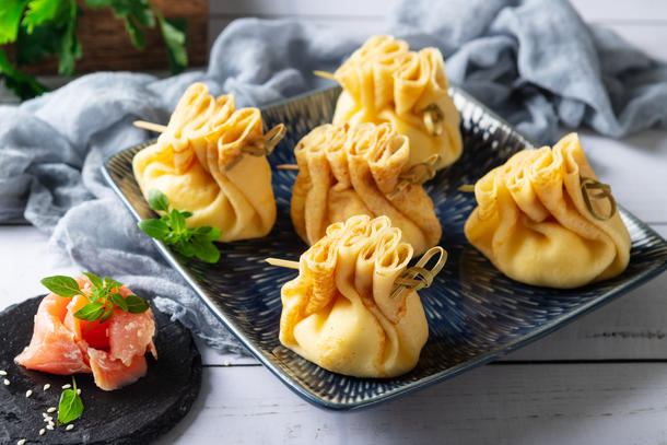 Блинный мешочек с лососем и сливочным сыром