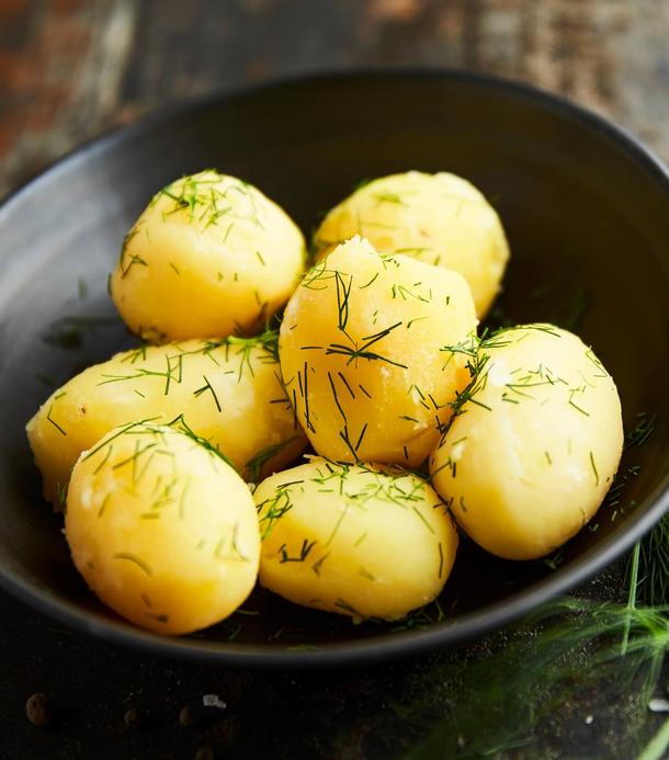 Картофель отварной с укропом и сливочным маслом