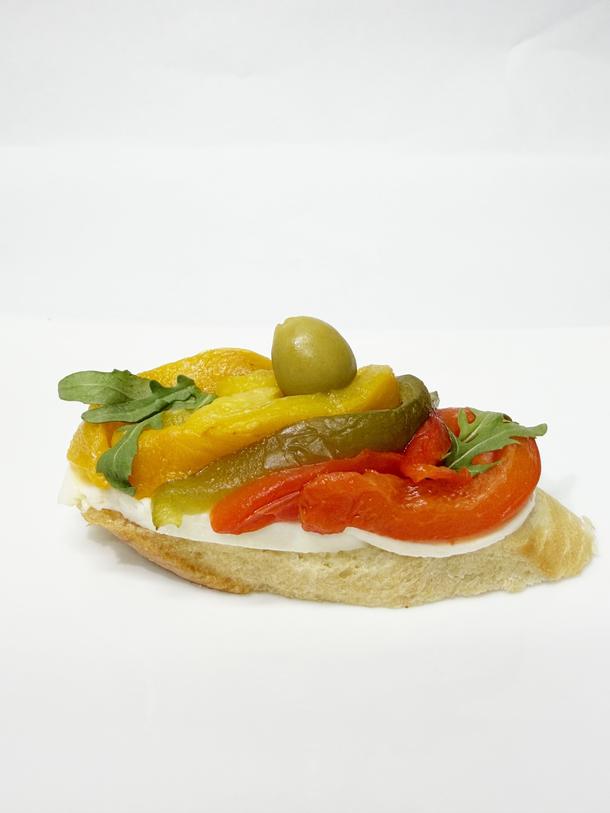 Брускетта с сыром моцарелла, перцем и рукколой