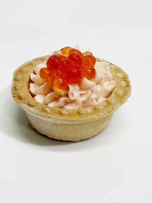 Тарталетка с крабовым муссом и красной икрой