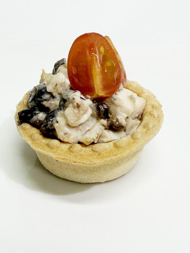 Тарталетка с копченой курицей и черносливом