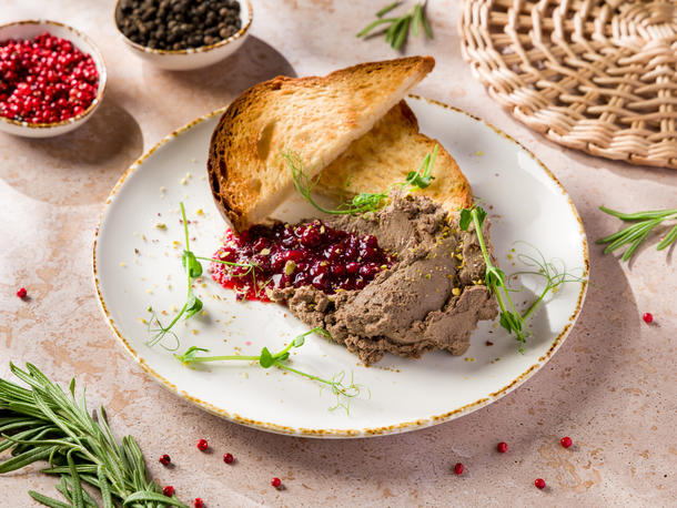 Паштет из куриной печени с хрустящим бриошь и брусничным конфитюром