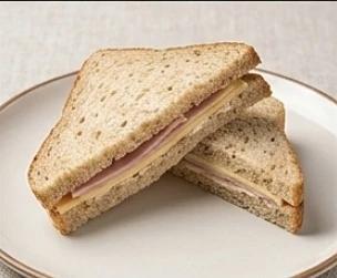 Сэндвич с ветчиной, нежным сыром и пряным соусом