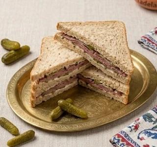Сэндвич с нежным ростбифом, корнишонами и пикантным соусом Сэндвич с нежным ростбифом, корнишонами и пикантным соусом
