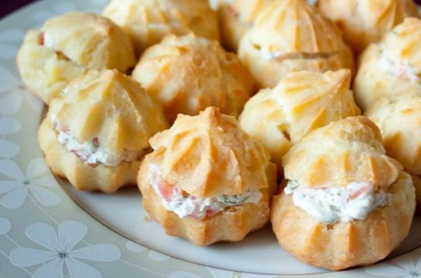 Профитроли с сливочным сыром и крабовым мясом Профитроли с сливочным сыром и крабовым мясом