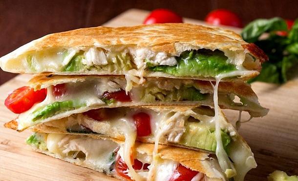 Кесадилья с курицей и сметанным соусом Кесадилья с курицей и сметанным соусом