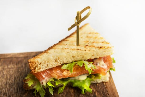 Мини сэндвич с лососем и сливочным сыром