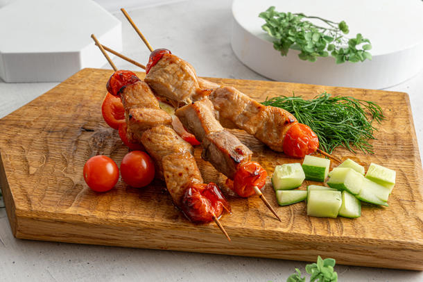 Мини-шашлычки из свинины с овощами, 10 шт