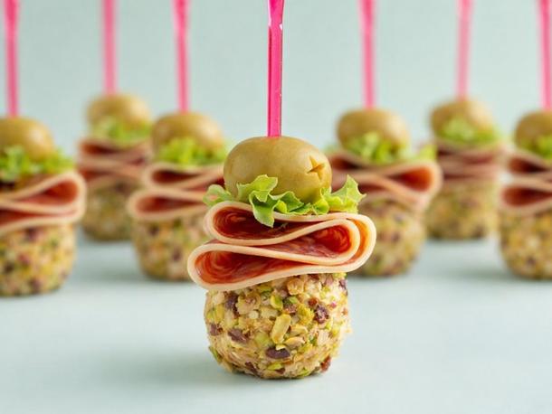 Канапе с сырным шариком и салями, 20 шт