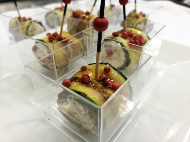 Завитки цукини с мягким сыром, орехом и медовым соусом