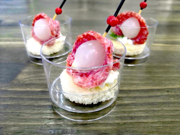 Копченая салями с серебристым лучком Копченая салями с серебристым лучком